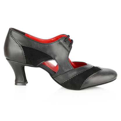 Ladies practice shoe with spacious toe